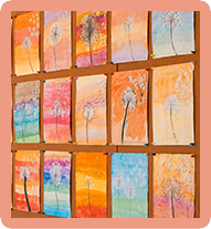 Eine Pinnwand mit Malergebnissen der 4. Klasse im Schulhaus in Eibach